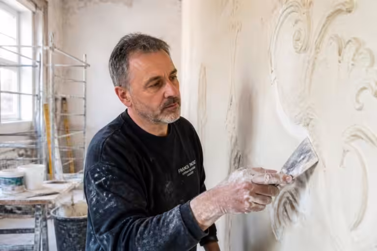 découvrez franck patat, artiste plâtrier passionné à longwy, qui sublime son métier avec engagement et créativité, alliant tradition et art contemporain.