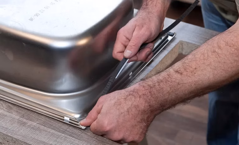 Adieu balance de cuisine : les pâtissiers utilisent un outil surprenant pour peser leurs farines